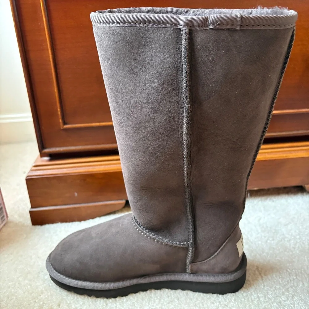 Kids UGG Australia Tall Boots Chocolate‎ Brown Suede Sheepskin Lined Size 2